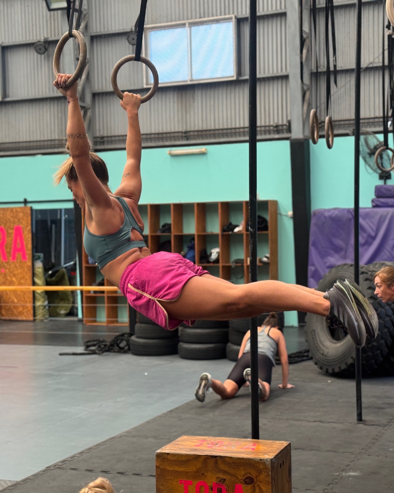 Mujeres entrenando juntas con kettlebells y mancuernas